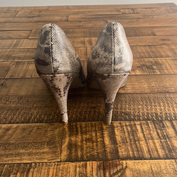 Open toe dress shoe. - Picture 3 of 4